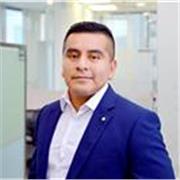 Profesor de contabilidad que imparte clases a jóvenes estudiantes de pregrado y postgrado