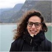 Docente di biologia e scienze impartisce lezioni a bambini e ragazzi