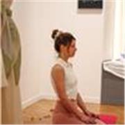 Vuoi praticare yoga e ri-allinearti al tuo centro attraverso il corpo e un respiro consapevole?