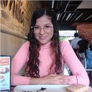 Profesora que ama los niños imparte clases a niños de todas las edades