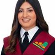 Profesora recién graduada de segundo bachillerato científico con matrícula de honor