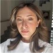 Studentessa del primo anno di biologia impartisce lezioni riguardo tutte le materie scientifiche