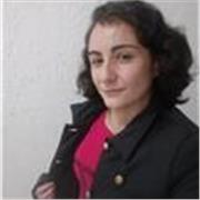 Aluna de pedagogia ensina alunos de educação infantil