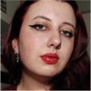 Graduada en Lenguas Modernas y sus Literaturas, con máster en Traducción Audiovisual y que trabaja como profesora de idiomas.