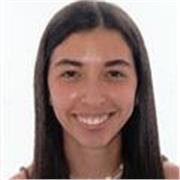 Profesora de inglés imparte clases a alumnos de primaria y secundaria