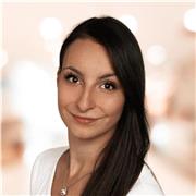 Deutsch-Tutorin bietet Online-Unterricht für Kinder und Erwachsene.