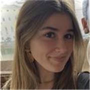 Profesora de matemáticas imparte clases a niños de primaria y secundaria