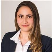 Profesora de apoyo escolar de niños de la clase de español