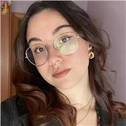 Profesora de inglés imparte clases a niños
