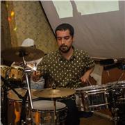 profesor de música con experiencia en enseñanza a niños y adultos