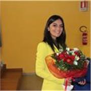 Giovane biologa impartisce lezioni di biologia per studenti di tutte le scuole di ordine e grado
