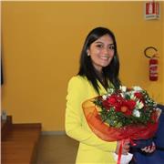 Giovane biologa impartisce lezioni di biologia per studenti di tutte le scuole di ordine e grado