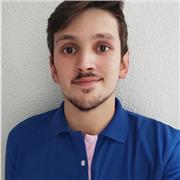Profesor de informática imparte clases en turno de tardes a alumnos de todas las edades