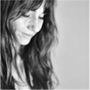 Cercana y comprometida con el proceso de aprendizaje. Enseñar es un camino compartido. Para estudiantes de diseño de interiores.