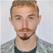 Me considero amable, carismático, que conecta con la gente. Estoy muy atento a que me piden y ayudo con todo