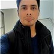 Profesor de matemáticas imparte clases a niños y adolescentes