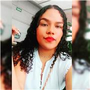 Profesora de matemáticas imparte clases a niños de la primaria