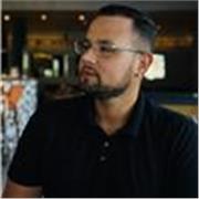 Sou jornalista e professor de Gramática e Redação. Tenho experiência em colégio particular no ensino fundamental e médio