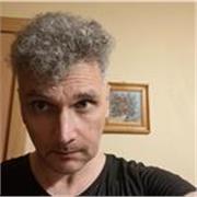 Magister politologii, specjalizujacy sie w historii stosunkow miedzynarodowych