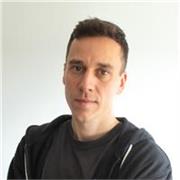 Diseñador gráfico senior con más de 8 años de experiencia. Director creativo freelance.