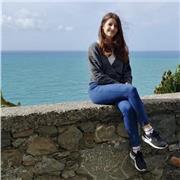 Maestra impartisce lezioni bambini elementari e medie