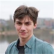 Étudiant en Master d'économie à Solvay et diplômé d'un bachelier en sciences philosophiques, politiques et économiques (distinctio