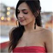 Studentessa universitaria di lingue impartisce lezioni di spagnolo per alunni di medie e superiori