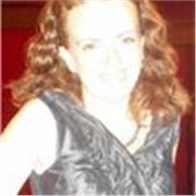 Laureata come pianista e cantante, con ampia esperienza nell'insegnamento sia da privato che nelle istituzioni musi