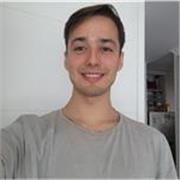 Profesor de teatro con dominio del inglés y experiencia dando clases a niños. Capaz de ayudar con contenido básico escolar