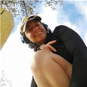 Profesora de español, dicta clases a interesados en iniciarse en el español