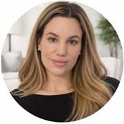 Allenati da casa, ritrova il tuo centro.
Movimento lento, risultati profondi con il mio pilates!