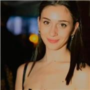 studentessa universitaria impartisce lezioni private di inglese francese e tedesco