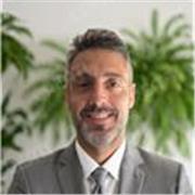 Allena come un professionista di calcio , e diventa un calciatore 