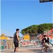 Juego y he jugado a baloncesto durante 12 años, tengo experiencia con niños.