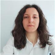 Laureata in Lingue offre lezioni di inglese, francese e italiano