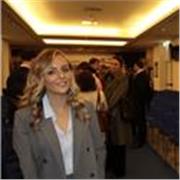 Avvocato impartisce lezioni in materie giuridiche a studenti di liceo e di facoltà universitarie