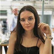 Studentessa universitaria impartisce ripetizioni a studenti delle scuole medie, soprattutto matematica ma anche altre le materie