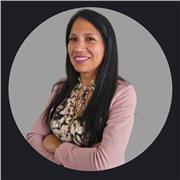 Profesora que ofrece acompañamiento especializado para mejorar comprensión, rendimiento y confianza en la asignatura