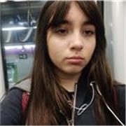 Estudiante feliz por ayudar a los más pequeños en Repaso General, o materias como inglés, mates o ciencias.