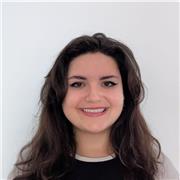 Profesora de Inglés imparte clases a los niños y todos edades