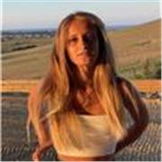 Ciao a tutti! Sono Arianna, una studentessa universitaria al terzo anno di triennale diplomata in lingue, ossia inglese, spagnolo e tedesco.
Amo lo spagnolo e la Spagna, l’ho sempre studiato anche da sola oltre che a scuola, e ad oggi ciò mi ha aiutata a 