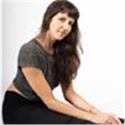 Podemos trabajar acercandonos al universo del yoga manera inicial o profundizando en las posturas si tenés conocimientos previos