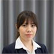 Profesora de inglés con enfoque práctico para estudiantes de básica y media