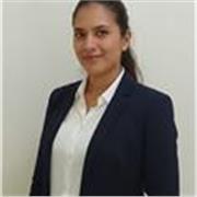 Profesora de español dicta clases a jóvenes y adultos sin límite de edad