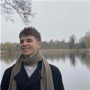 Sprachstudent der HU Berlin bietet praxisnahen Online-Englischunterricht für alle Lernstufen.