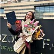 Eine English - Lehrerin, die mit allen Altersgruppen arbeitet