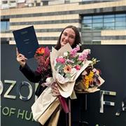 Eine English - Lehrerin, die mit allen Altersgruppen arbeitet