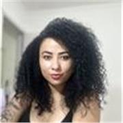 Me defino como una profesora dinámica y adaptable, capaz de ajustar mis métodos de enseñanza según las necesidades de cada estudia