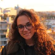 Profesora que imparte clase a niños
