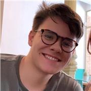 Profesor joven con experiencia en la vida empresarial aplicada al ámbito laboral